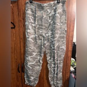 American Eagle camo joggers size large